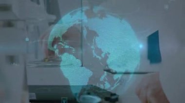 Doktor tüpü cihaza yerleştiriyor, kontrol düğmesine basıyor şırıngaya sıvı çekiyor, test için dünyayı döndürüyor. Tıbbi, teknoloji, yenilik, araştırma, analiz, laboratuvar, dijital