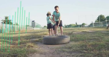 Zincirleri tutan ve spor eğitimi için tekerlekleri dengeleyen ve dönen çocukları lastiklere yönlendiren çocuk. Takım çalışması, açık hava aktivitesi, gençlik sporları, grup egzersizi, işbirliği, fiziksel fitness, oyun alanı