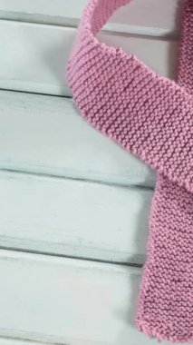 Beyaz ahşap arka planda pembe kurdelenin üzerine yazan umut animasyonu. Göğüs kanseri pozitif farkındalık kampanyası konsepti dijital olarak üretildi.