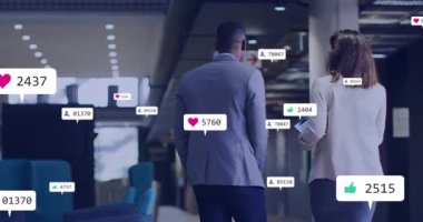 İş arkadaşları sosyal medya simgelerinin büyüyüp dağıldığını gösteren bir telefonla koridorda yürüyorlar. Şirket, ağ, iletişim, dijital, modern, teknoloji, işbirliği