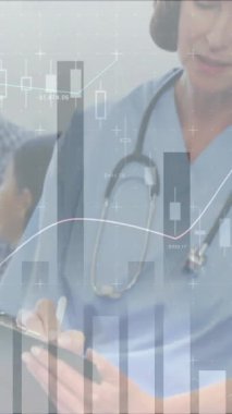 Bekleme odasındaki çeşitli kadın doktor ve hastalar üzerinde finansal veri işleme animasyonu. Küresel tıp, sağlık, finans ve dijital arayüz kavramı dijital olarak oluşturulmuş video.