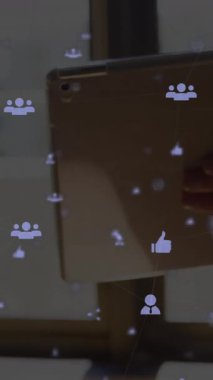 Dijital tablet kullanan kadın ve erkeğin üzerinde yüzen ikonlarla olan bağlantı ağının animasyonu. küresel ağ konsepti dijital kompozit.