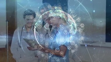 Hemşire tıkırdatma tableti ve tıbbi verileri gösteren ağ simgeleriyle dünya rotasyonu başlatılıyor. Sağlık, işbirliği, teknoloji, teletıp, veri görselleştirme, yenilik, profesyonellik