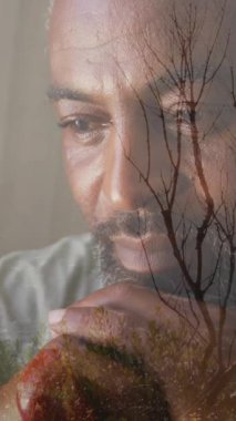 Çıplak ağaçların ve manzaranın örtüsü düşünceli bir adamla yansıtıcı bir hava yaratıyor. Doğa, yansıma, düşünce, yalnızlık, manzara, farkındalık.