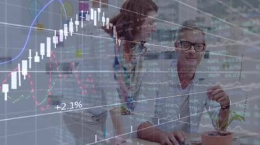 Ofis analisti fareye tıklayarak piyasadaki eğilimleri iş arkadaşı olarak takip eden animasyon çizelgeleri gösteriyor. Finans, takım çalışması, analitik, profesyonellik, çalışma alanı, dijital, büyüme