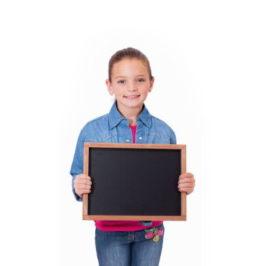 sevimli öğrenci gösteren yazı tahtası