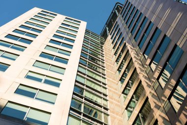 Ofis binasının düşük açılı görüntüsü