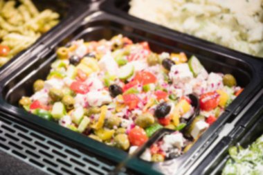 Markette satılık konteynırda yüksek açılı yiyecek manzarası