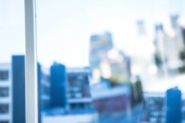 Resim düz tasarımda beyaz dikey pencere çerçevesinin arkasındaki bulanık şehir siluetini gösteriyor. Kentsel, manzaralı, modern, minimalist, dıştan, gösterişli, panoramik