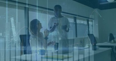 İş arkadaşları modern ofisteki finansal tabloları dizüstü bilgisayar ve kahve kupalarıyla inceliyor. İşbirliği, takım çalışması, üretkenlik, profesyonel, modern, veri, analiz