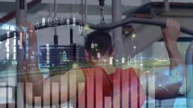 Spor salonu kullanıcısı, motivasyon için aşağı çekme çubuğunu kavradı ve hareketli finans çizelgeleriyle aşağı çekti. Kuvvet, fitness, egzersiz, teknoloji, veri, şehir, motivasyon