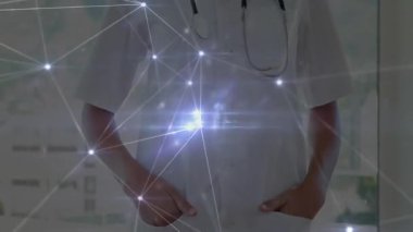 Ağ animasyonu azalıyor. Klinik girişi için steteskoplu bir sağlık çalışanı olduğunu gösteriyor. Teknoloji, sağlık, teletıp, yenilik, profesyonellik, bağlantı, tıbbi