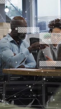 Ofisteki çeşitli iş adamlarıyla olan bağlantıların animasyonu. Küresel finans, iş, bağlantılar, hesaplama ve veri işleme kavramı dijital olarak oluşturulmuş video.