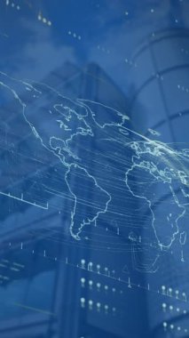 Dünya haritasında veri işleme arayüzünün animasyonu yüksek binanın düşük açılı görüntüsüyle karşılaştırılıyor. Bilgisayar arayüzü ve iş teknolojisi kavramı