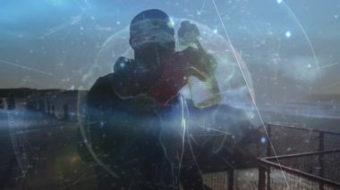 Bereli kapüşonlu bir adam rıhtımda şişe topluyor, kontrol için holografik veri küresini döndürüyor. Teknolojik, fütüristik, dijital, yenilik, bağlantı, kentsel, tefekkür