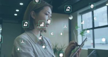 Ofiste duran bir kadın tableti tıkırdatıyor, sürdürülebilirlik verilerine bakıyor ve finansal tabloları gösteriyor. Teknoloji, yenilik, analitik, şirket, çevre dostu, dijital, fütüristik