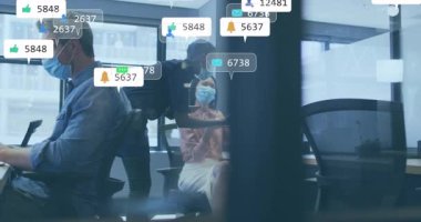 Meslektaşım ekranda iş ölçütlerini belirterek sosyal simgelerin ortaya çıkışını anlatıyor. İşbirliği, takım çalışması, dijital, analitik, yenilik, profesyonel, modern