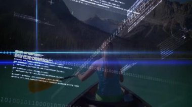 Şafakta Alp Gölü 'nde kürek çeken dişi kürekçi veri içgörülerini gösteren ikili kaplamaları etkinleştiriyor. Macera, vahşi doğa, teknoloji, doğa, keşif, sükunet, yenilik