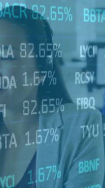 Asyalı iş kadınının ofiste telefon görüşmeleri üzerine finansal veri işleme animasyonu. Küresel iş, finans, bilgisayar ve dijital arayüz kavramı dijital olarak oluşturulmuş video.