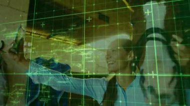 Kadın telefon kaldırıyor, spor ayakkabılarını tarıyor, kayıt kayıtlarını stüdyoda yeşil şebekeyle ayarlıyor. Ürün fotoğrafçılığı, artırılmış gerçeklik, modern tasarım, moda teknolojisi, yenilik, yaratıcı stüdyo, perakende ekran