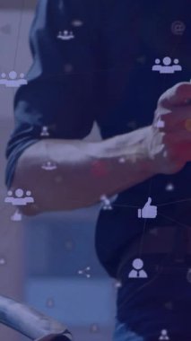 Akıllı telefon kullanarak, animasyondaki yüzen sosyal medya simgeleriyle etkileşime giren kişi. Teknoloji, iletişim, bağlantı, ağ, dijital, çevrimiçi