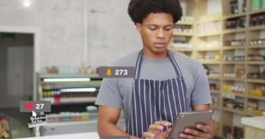 Tezgâhtarın tableti tıklaması ve dükkan nişan ölçümlerini takip eden girdap bildirim simgeleri yaratması. Teknolojik, modern, dijital, iletişim, ekommerce, perakende, analitik