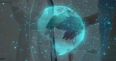 Doktor, holografik küreyi gösteren, verileri döndüren, eş zamanlı el sıkışma verilerini birleştiren elini kaldırıyor. Teknoloji, işbirliği, yenilik, sağlık, veri görselleştirme, fütüristik, profesyonellik