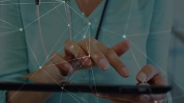 Bilgi akışını vurgulayan önlükler üzerinde dalgalanan tıbbi tıbbî tıklamalar tableti etkinleştiriyor. Teknoloji, sağlık, yenilik, dijital, profesyonellik, bağlantı, fütüristik