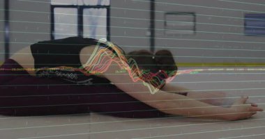 Başlangıç aşamasında çocuk pozunu öne doğru katlamak için mor minderdeki köpük bloğu kullanın. Esneme, esneklik, farkındalık, dinginlik, dinginlik, minimalist, egzersiz