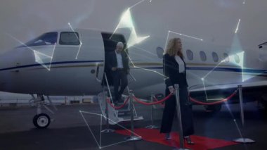 İş ikilisi kırmızı halıya inen jet merdivenleri gelişini gösteren çizgiler oluşturuyor. Lüks, sofistike, kurumsal, ulaşım, modern, ağ oluşturma, yürütme