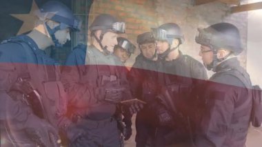 Askeri subayların dijital tablet hazırlama planı hakkında bilgilendirme yaparken bayrak soluyor. Güvenlik, takım çalışması, teknoloji, gözetim, şehir, koordinasyon, hassasiyet