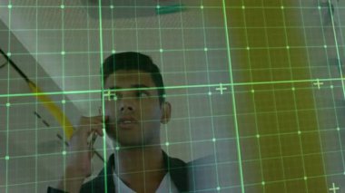 Smartphone çağrısı yeşil ızgara başlatılıyor otobüsteki adamı tarıyor, tırabzanları eğip bakıyor. Teknoloji, iletişim, toplu taşıma, kentsel, modern, bağlantı, gözetim