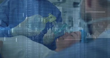 Gerçek zamanlı nefes alma sinyalleri verdikten sonra tıbbi profesyonellerin el çantası sıkması. Acil durum, sağlık, kritik bakım, yaşam desteği, izleme, tıbbi teknoloji, takım çalışması