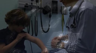 Doktor, çocuğa kollarını temizlemesini aşı yapmasını öneriyor. Animasyon simgelerini gösteren bandaj uyguluyor. Sağlık, pediatrik, profesyonellik, klinik, güvence, sterilizasyon, tıbbi