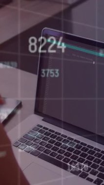 Bilgisayarı kullanan Afro-Amerikan iş kadınının finansal veri işleme animasyonu. Dijital olarak oluşturulmuş küresel bağlantılar, hesaplama ve veri işleme kavramı.