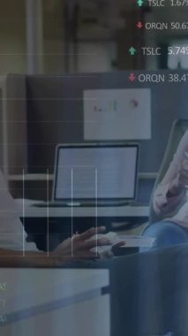 Ofisteki çeşitli iş adamları üzerinde finansal veri işleme animasyonu. Küresel iş, bağlantılar, hesaplama, dijital arayüz ve dijital olarak oluşturulmuş video işleme kavramı.