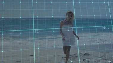 Mekanik kalibrasyon ızgarası sakin plajı kaplıyor. Yürüyen kadının etrafında dönüyor ve çıkıyor. Fütürist, gerçeküstü, sakin, dinamik, dalgın, minimalist, sanatsal
