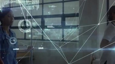 Dijital çizgiler steteskop kontrolünde birleşirken hemşire duraklıyor. Tıbbi, sağlık, teknoloji, dijital, yenilik, klinik, tanı