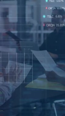 Muhtelif meslektaşların ofiste toplanması üzerine finansal veri işleme animasyonu. Küresel iş, bilgisayar, iletişim ve dijital arayüz kavramı dijital olarak oluşturulmuş video.