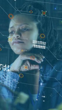 Animasyon kaplamalı verileri analiz etmek, kot ceketli kadının işine odaklanması. Veri analizi, teknoloji, dijital, konsantrasyon, ofis