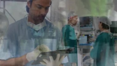 Cerrah ameliyathaneye giriyor. Animasyon trafik görüntülerini inceliyor. Tıbbi, hastane, sağlık, teknoloji, takım çalışması, yenilik, klinik