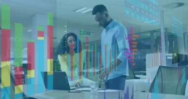 İş arkadaşı olarak veri yazan kadın raporunu sunması animasyon teknik çizelgeleri gözden geçirmeyi tetikliyor. Analizler, takım çalışması, modern, iş dünyası, şirket, görselleştirme, üretkenlik