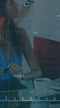 Ofiste dizüstü bilgisayarda çalışan iki kadının mali grafik animasyonu. İş, finans, takım çalışması, işbirliği, toplantı, analitik