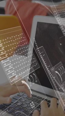 Dizüstü bilgisayar kullanarak çeşitli öğrencilerin veri işleme animasyonları. Küresel iş ve dijital arayüz kavramı dijital olarak oluşturulmuş video.