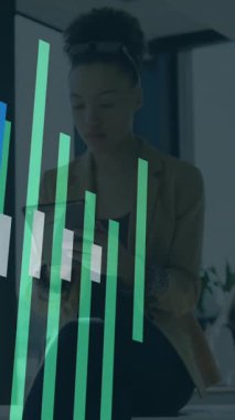 Ofiste, mali tabloları ve grafikleri inceleyen bir iş adamı var. finans, analitik, kurumsal, veri, strateji, analiz