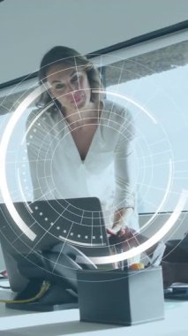 Ofis masasında iş birliği yapmak, iş kadınları animasyonla dijital arayüz kullanıyor. İşbirliği, takım çalışması, teknoloji, yenilik, profesyonel, çalışma alanı