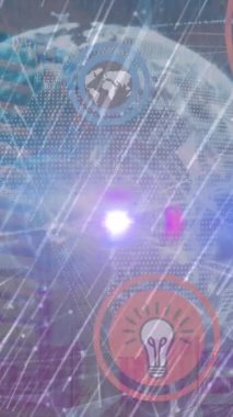 Şehir manzarası üzerinde ikonlar ve veri işleme animasyonları. Küresel hesaplama, finans, iş ve veri işleme kavramı dijital olarak oluşturulmuş video.