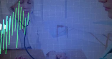 Doktor steteskop alıyor ve hastanın ön koluna yerleştiriyor. Hayati belirtileri gözlemleyen çubukları canlandırıyor. Tıbbi, sağlık, tanı, teknoloji, klinik, sağlık, profesyonellik