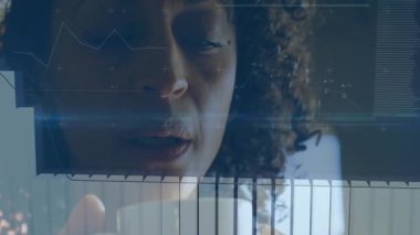 Dudaklara seramik bardak getirmek, olgun bir kadının kahvesini yudumlaması ve bar ve grafikleri takip etmesi. Veri görselleştirme, profesyonel, analitik, modern, sakin, düşünceli, teknoloji