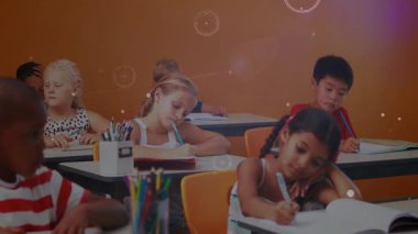 Sınıf eğitiminde yazan öğrenciler, sıraların etrafında parlayan şekiller ve yüzen küreler oluşturuyorlar. Eğitim, öğrenme, yenilik, yaratıcılık, işbirliği, teknoloji, odaklanma